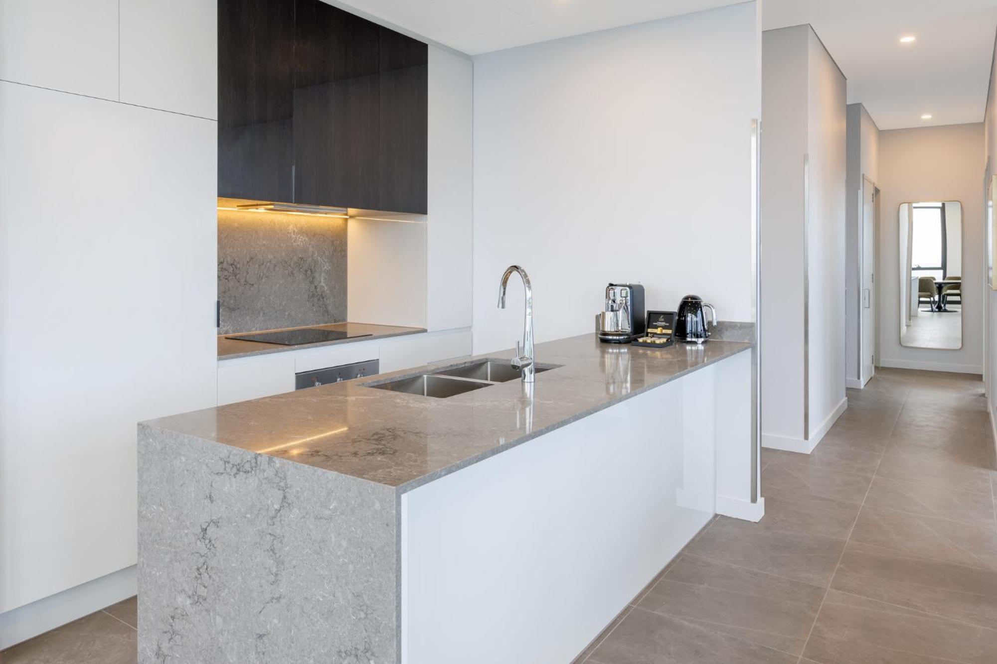 Meriton Suites Melbourne Exterior foto A kitchen in a typical apartment