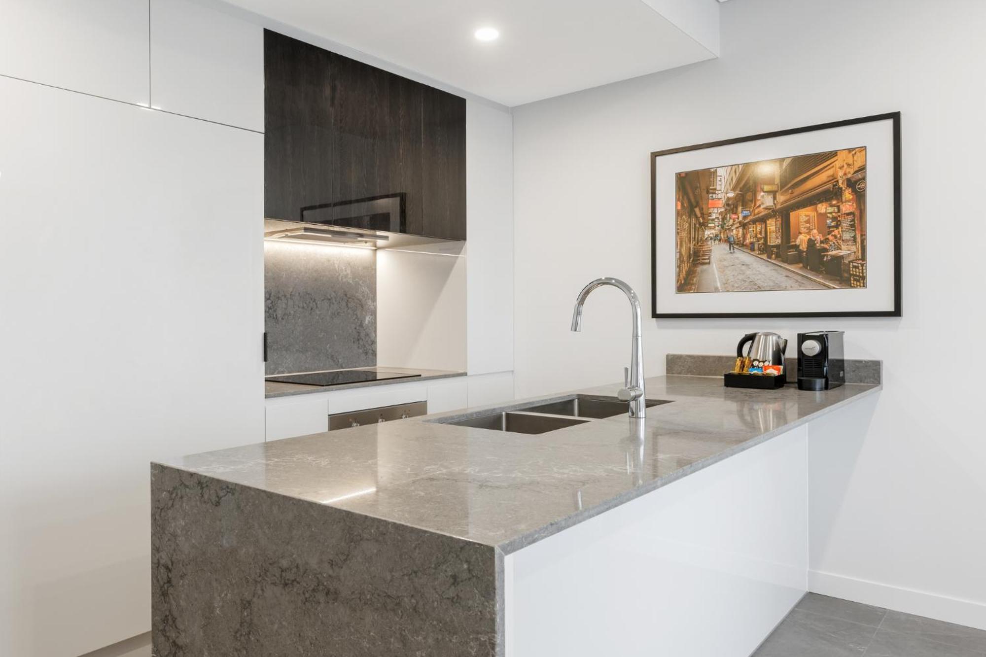 Meriton Suites Melbourne Exterior foto A kitchen in a typical apartment