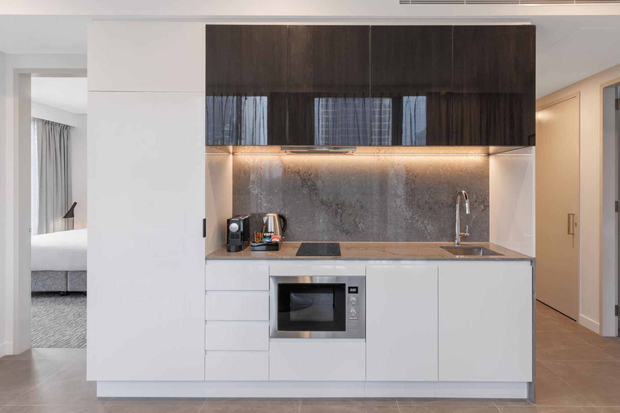 Meriton Suites Melbourne Exterior foto Kitchenette in a hotel room