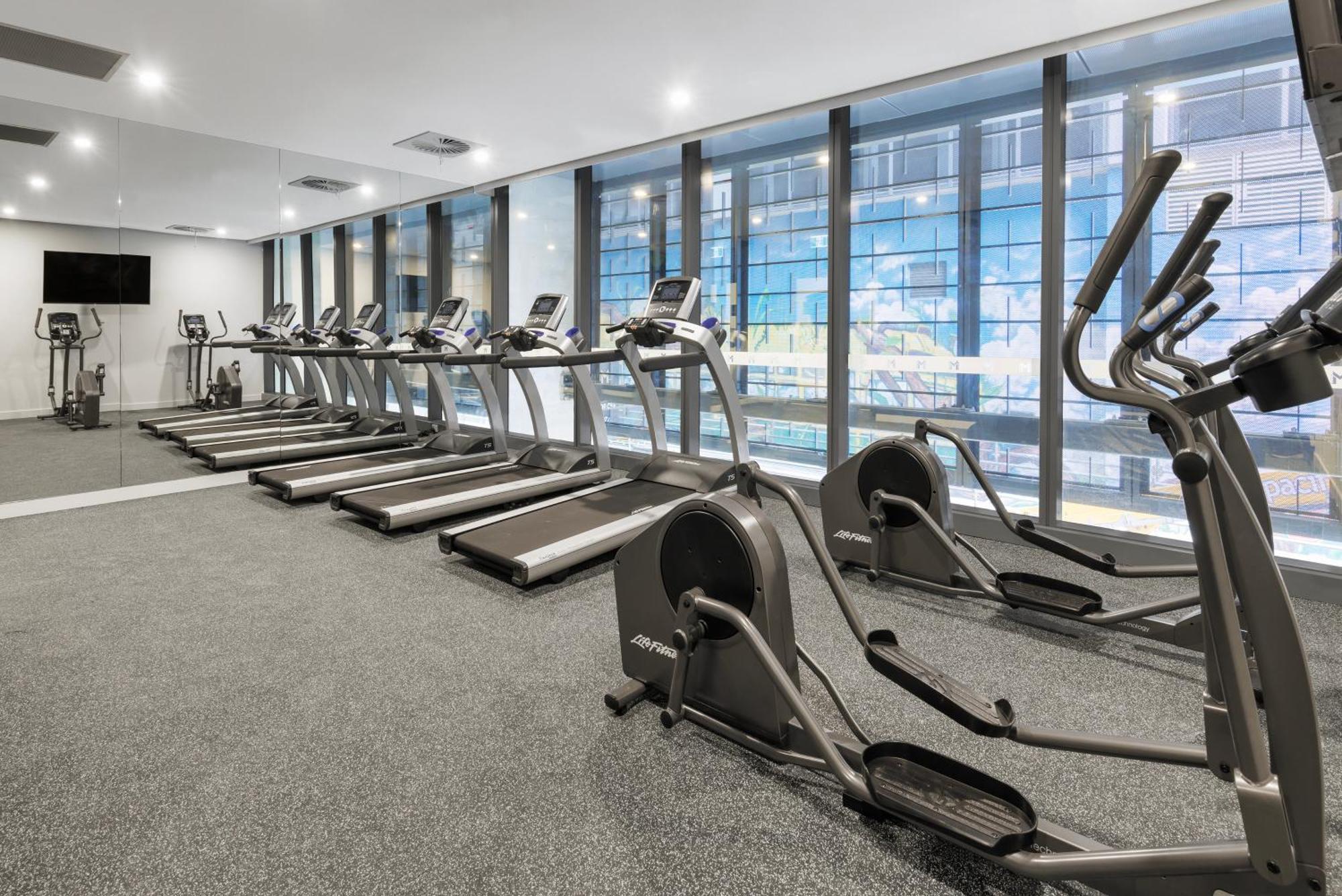 Meriton Suites Melbourne Exterior foto A gym in a hotel